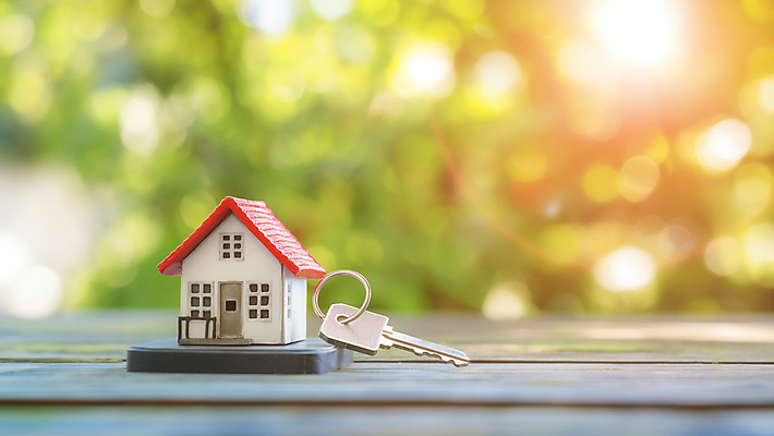 JPG 편집이미지 열쇠 주택 사람없음 야외 인테리어 햇빛 계약 내집마련 건축모형 편집실사 AI포토 AI콘텐츠 디자인 비즈니스 부동산 건물 태양 모형 CG 파일형식