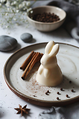 JPG 편집이미지 그릇 접시 꽃 사람없음 돌_바위 디지털합성 푸딩 시나몬 통후추 판나코타 팔각회향 편집실사 AI포토 AI콘텐츠 식물 식기 디저트 향신료 CG 후추 파일형식