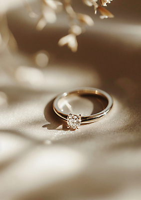 JPG 편집이미지 결혼 프로포즈 그림자 선물 사람없음 빛 다이아몬드 다이아몬드반지 편집실사 AI포토 AI콘텐츠 이벤트 반지 보석 CG 파일형식