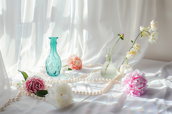 JPG 편집이미지 유리 사람없음 인테리어 햇빛 꽃병 커튼 투명 천 합성 감성 진주목걸이 편집실사 AI포토 AI콘텐츠 디자인 꽃 컨셉 목걸이 재질 태양 직물 CG 진주_보석 파일형식