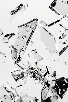 JPG 편집이미지 유리 사람없음 손상 투명 파편 깨짐 편집소스 편집실사 AI컴퓨터그래픽 AI콘텐츠 컨셉 재질 CG 파일형식