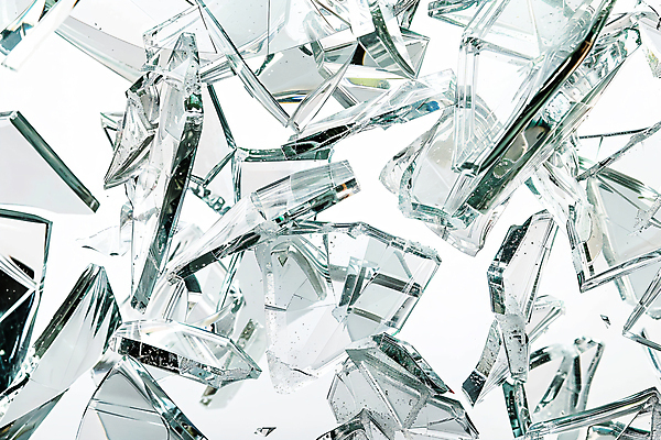 JPG 편집이미지 유리 사람없음 손상 투명 파편 깨짐 편집소스 편집실사 AI컴퓨터그래픽 AI콘텐츠 컨셉 재질 CG 파일형식