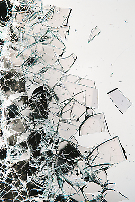 JPG 편집이미지 유리 사람없음 손상 투명 파편 깨짐 편집소스 편집실사 AI컴퓨터그래픽 AI콘텐츠 컨셉 재질 CG 파일형식