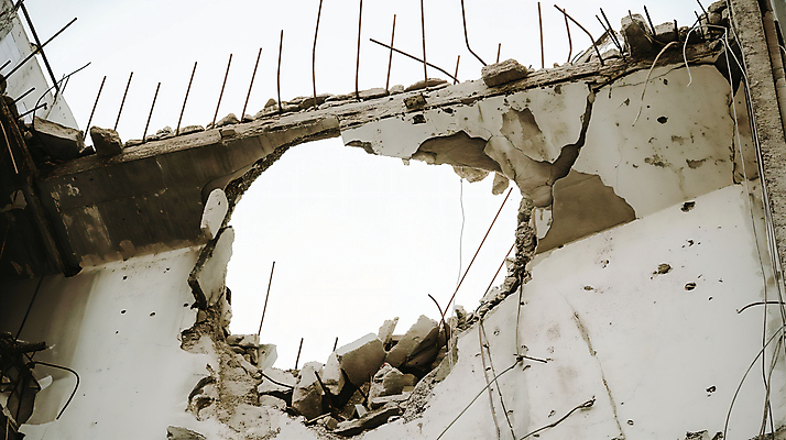 JPG 편집이미지 사람없음 건물 손상 구멍 붕괴 철거 편집실사 AI포토 AI콘텐츠 건축물 컨셉 CG 파일형식