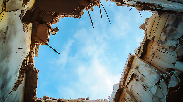 JPG 구름 편집이미지 하늘 사람없음 건물 맑음 손상 구멍 붕괴 철거 편집실사 AI포토 AI콘텐츠 자연요소 건축물 컨셉 날씨 CG 파일형식