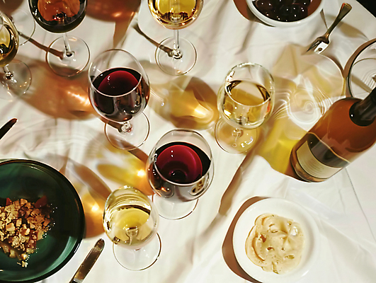 JPG 편집이미지 접시 와인잔 탁자 그림자 사람없음 빛 파티 식탁보 분위기 레드와인 화이트와인 와인병 식기도구 편집실사 AI포토 AI콘텐츠 식기 가구 컨셉 술잔 병_용기 이벤트 와인 CG 파일형식