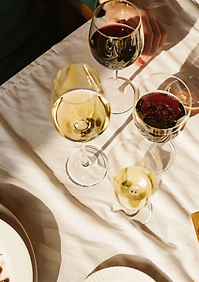 JPG 편집이미지 접시 손 와인잔 탁자 그림자 신체부위 햇빛 파티 식탁보 분위기 레드와인 화이트와인 스파클링와인 편집실사 AI인물포토 AI콘텐츠 식기 가구 컨셉 술잔 주류 사람 이벤트 태양 와인 CG 탄산 파일형식 AI포토