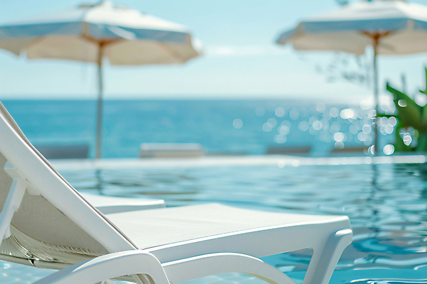 JPG 편집이미지 호텔 리조트 휴식 야외수영장 사람없음 여름휴가 파라솔 디지털합성 서비스 선베드 편집실사 AI포토 AI콘텐츠 컨셉 의자 숙소 휴가 수영장 CG 파일형식 여름_계절