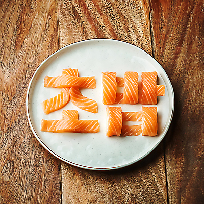 JPG 편집이미지 문자 접시 디자인 타이포그라피 한글 사람없음 주황색 초밥 디지털합성 연어 창의력 편집소스 편집실사 AI컴퓨터그래픽 AI콘텐츠 식기 컬러 어류 CG 일본음식 파일형식