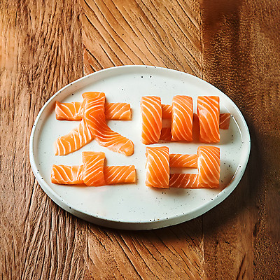 JPG 편집이미지 문자 접시 디자인 타이포그라피 한글 사람없음 주황색 초밥 디지털합성 연어 창의력 편집소스 편집실사 AI컴퓨터그래픽 AI콘텐츠 식기 컬러 어류 CG 일본음식 파일형식