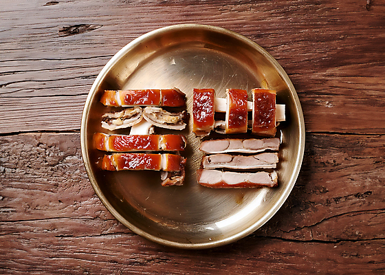 JPG 편집이미지 문자 접시 디자인 타이포그라피 한글 사람없음 갈색 디지털합성 족발 창의력 편집소스 편집실사 AI컴퓨터그래픽 AI콘텐츠 식기 컬러 돼지고기 CG 파일형식