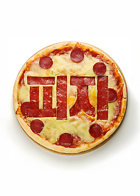 JPG 편집이미지 문자 디자인 치즈 피자 타이포그라피 한글 사람없음 빨간색 디지털합성 창의력 페퍼로니 편집소스 편집실사 AI컴퓨터그래픽 AI콘텐츠 컬러 유제품 패스트푸드 서양음식 소시지 CG 파일형식