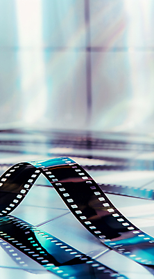 JPG 편집이미지 그림자 사람없음 빛 반사 필름 영화 타일바닥 편집실사 AI컴퓨터그래픽 AI콘텐츠 문화예술 바닥 CG 파일형식