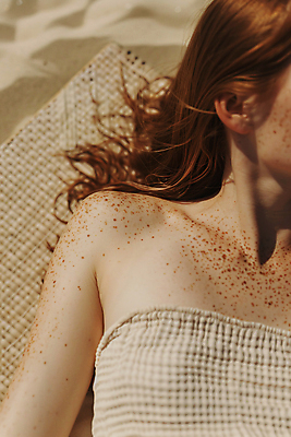 JPG 편집이미지 여자 관리 한명 상반신 성인 해변 여름 눕기 햇빛 뷰티 피부 디지털합성 기미 피부과 의료성형뷰티 성인여자한명만 편집실사 AI인물포토 AI콘텐츠 1 계절 바다 모션 병원 사람 신체부위 태양 CG 여자한명만 성인여자만 파일형식 AI포토