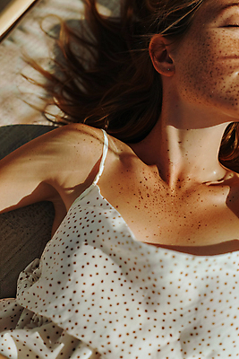 JPG 편집이미지 여자 관리 한명 상반신 성인 해변 여름 눕기 햇빛 뷰티 눈감음 피부 디지털합성 선베드 기미 피부과 의료성형뷰티 성인여자한명만 편집실사 AI인물포토 AI콘텐츠 1 계절 바다 의자 모션 병원 사람 신체부위 태양 CG 여자한명만 성인여자만 파일형식 AI포토