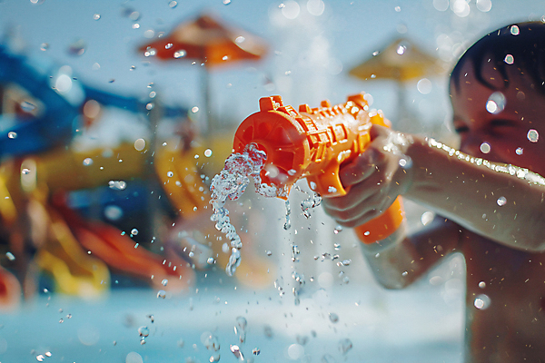 JPG 편집이미지 남자 어린이 놀이 한명 들기 소년 상반신 여름 물방울 디지털합성 조준 물총 워터파크 의료성형뷰티 소년한명만 편집실사 AI인물포토 AI콘텐츠 1 계절 모션 수영장 사람 CG 남자한명만 소년만 파일형식 AI포토