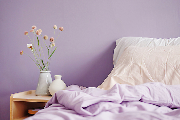 JPG 편집이미지 베개 침구 사람없음 여름 꽃병 보라색 침실 이불 도자기 디지털합성 소재 편집실사 AI포토 AI콘텐츠 계절 꽃 컬러 CG 파일형식