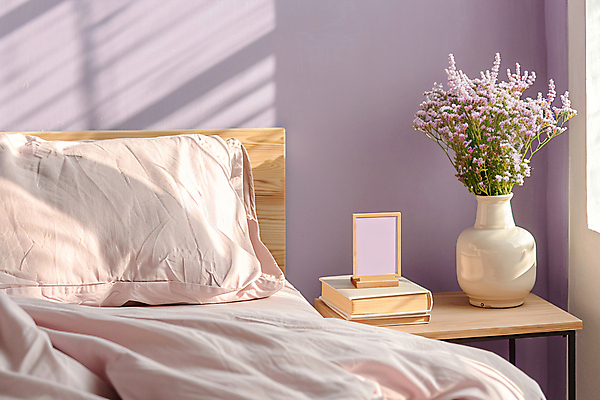 JPG 편집이미지 액자 베개 침구 탁자 그림자 사람없음 책 여름 햇빛 꽃병 보라색 침실 이불 디지털합성 소재 편집실사 AI포토 AI콘텐츠 계절 꽃 컬러 가구 태양 CG 파일형식