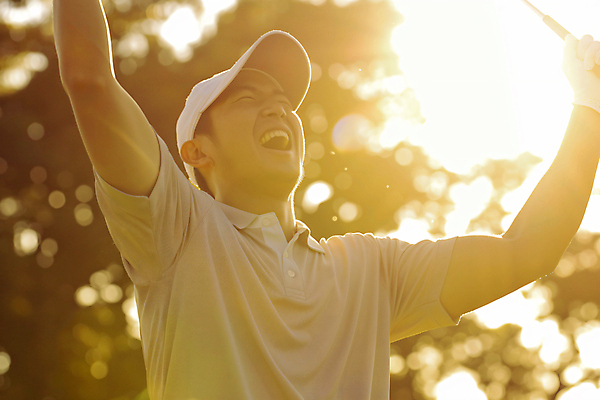 JPG 편집이미지 모자 남자 골프 한명 들기 성인 취미 여름 햇빛 노란색 손들기 기쁨 만세 골프채 디지털합성 레슨 의료성형뷰티 성인남자한명만 편집실사 AI인물포토 AI콘텐츠 1 잡화 계절 감정 컬러 모션 수업 골프용품 사람 태양 구기 CG 남자한명만 성인남자만 파일형식 AI포토