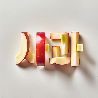 JPG 편집이미지 디자인 조각 단면 타이포그라피 사람없음 빨간색 사과 디지털합성 창의력 편집소스 편집실사 AI컴퓨터그래픽 AI콘텐츠 문자 컬러 과일 CG 파일형식