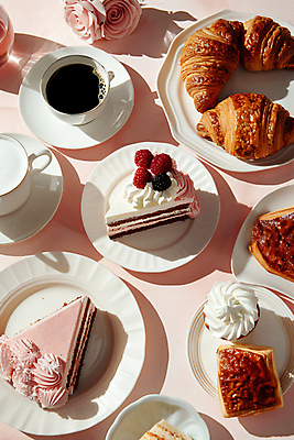 JPG 편집이미지 접시 분홍색 탁자 그림자 사람없음 햇빛 장미 조각케이크 커피잔 컵케이크 크루아상 컵받침 디지털합성 산딸기 티세트 편집실사 AI포토 AI콘텐츠 식기 꽃 커피 빵 컬러 가구 과일 잔 차_음료 세트 태양 케이크 받침대 CG 파일형식