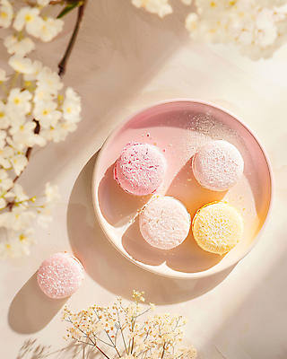 JPG 편집이미지 접시 분홍색 따뜻함 그림자 사람없음 햇빛 노란색 디지털합성 마카롱 꽃가지 슈가파우더 편집실사 AI포토 AI콘텐츠 식기 꽃 컬러 디저트 태양 나뭇가지 CG 파일형식