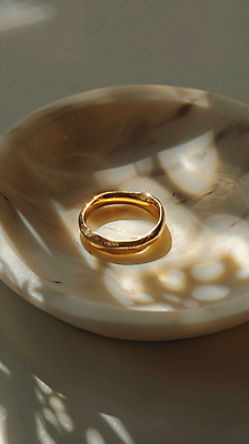 JPG 편집이미지 접시 패션 그림자 사람없음 반짝임 햇빛 보석 디지털합성 금반지 스타일 미니멀 편집실사 AI포토 AI콘텐츠 식기 모션 태양 반지 광석 CG 파일형식