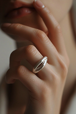 JPG 편집이미지 손 여자 패션 한명 성인 신체부위 보석 디지털합성 은반지 스타일 성인여자한명만 미니멀 편집실사 AI인물포토 AI콘텐츠 1 사람 반지 광석 CG 여자한명만 성인여자만 파일형식 AI포토