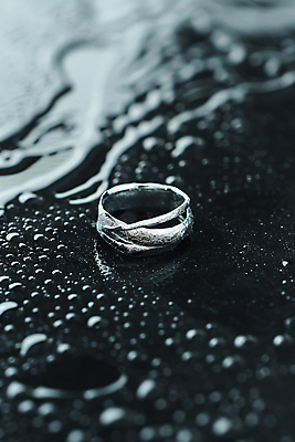 JPG 편집이미지 패션 사람없음 물방울 보석 디지털합성 은반지 스타일 미니멀 편집실사 AI포토 AI콘텐츠 반지 광석 CG 파일형식