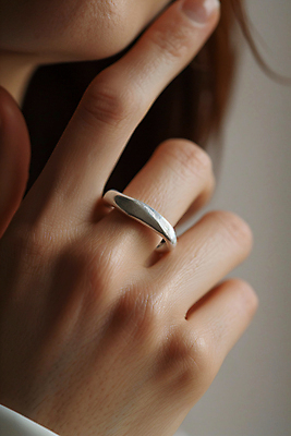 JPG 편집이미지 손 여자 패션 한명 성인 신체부위 보석 디지털합성 은반지 스타일 성인여자한명만 미니멀 편집실사 AI인물포토 AI콘텐츠 1 사람 반지 광석 CG 여자한명만 성인여자만 파일형식 AI포토