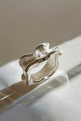 JPG 편집이미지 패션 그림자 사람없음 햇빛 보석 디지털합성 은반지 스타일 미니멀 편집실사 AI포토 AI콘텐츠 태양 반지 광석 CG 파일형식