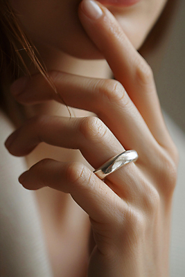 JPG 편집이미지 손 여자 패션 한명 성인 신체부위 반지 보석 디지털합성 은반지 스타일 성인여자한명만 미니멀 편집실사 AI인물포토 AI콘텐츠 1 장신구 사람 광석 CG 여자한명만 성인여자만 파일형식 AI포토