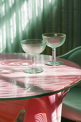 JPG 편집이미지 접시 분홍색 의자 유리 잔 주택 실내 그림자 사람없음 초록색 인테리어 햇빛 식탁보 디지털합성 오브젝트 오브제 편집실사 AI포토 AI콘텐츠 식기 디자인 컬러 가구 재질 내부 건물 태양 CG 파일형식