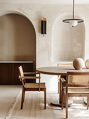 JPG 편집이미지 전등 주택 실내 그림자 사람없음 인테리어 햇빛 카펫 도자기 디지털합성 오브젝트 아치 나무의자 나무탁자 베이지색 오브제 편집실사 AI포토 AI콘텐츠 디자인 컬러 의자 탁자 조명 내부 건물 목재 태양 CG 파일형식