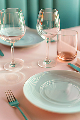 JPG 편집이미지 접시 분홍색 포크 와인잔 식탁 잔 주택 실내 사람없음 인테리어 나이프 디지털합성 오브젝트 청록색 오브제 편집실사 AI포토 AI콘텐츠 식기 디자인 컬러 술잔 탁자 내부 건물 칼 CG 파일형식