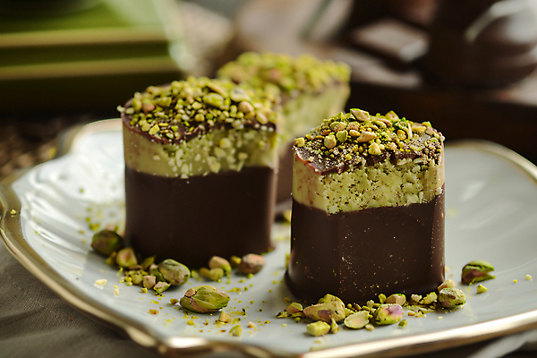 JPG 편집이미지 디저트 사람없음 유행 초콜릿 디지털합성 피스타치오 편집실사 두바이초콜릿 AI포토 AI콘텐츠 음식 견과류 CG 파일형식