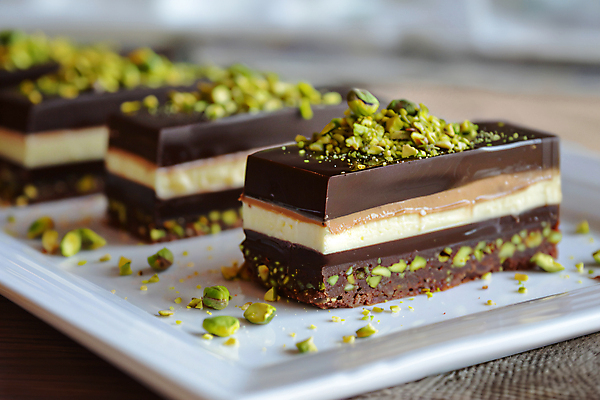 JPG 편집이미지 디저트 사람없음 유행 초콜릿 디지털합성 피스타치오 편집실사 두바이초콜릿 AI포토 AI콘텐츠 음식 견과류 CG 파일형식