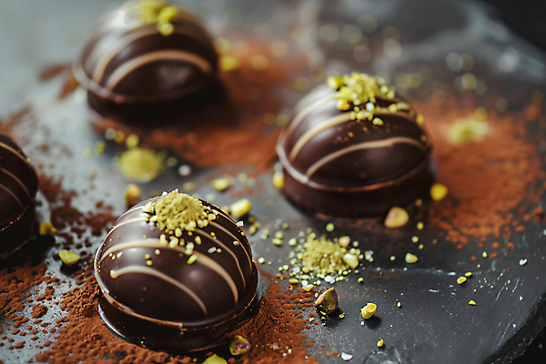 JPG 편집이미지 디저트 사람없음 유행 초콜릿 디지털합성 피스타치오 편집실사 두바이초콜릿 AI포토 AI콘텐츠 음식 견과류 CG 파일형식