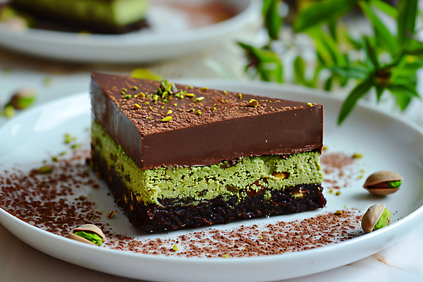 JPG 편집이미지 디저트 사람없음 유행 초콜릿 디지털합성 피스타치오 편집실사 두바이초콜릿 AI포토 AI콘텐츠 음식 견과류 CG 파일형식