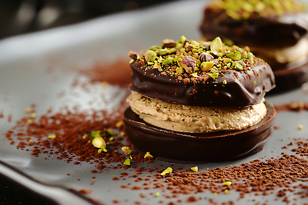 JPG 편집이미지 디저트 사람없음 유행 초콜릿 디지털합성 피스타치오 편집실사 두바이초콜릿 AI포토 AI콘텐츠 음식 견과류 CG 파일형식