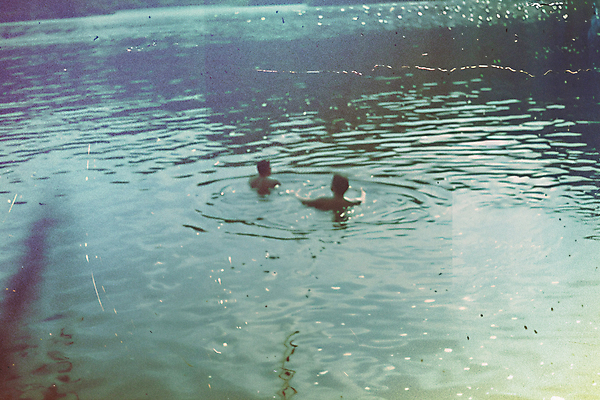 JPG 편집이미지 남자 물결 바다 백그라운드 성인 두명 햇빛 수영 여름풍경 커버 빈티지 분위기 시원함 앨범 디지털합성 감성 성인남자만 윤슬 플레이리스트 편집실사 AI포토 AI인물포토 AI콘텐츠 음악 컨셉 사람 풍경 태양 수상스포츠 CG 남자만 성인만 파일형식 여름_계절