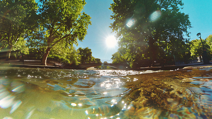 JPG 나무 편집이미지 물결 백그라운드 사람없음 강 햇빛 여름풍경 커버 수면 분위기 앨범 디지털합성 감성 가교 플레이리스트 편집실사 AI포토 AI콘텐츠 식물 건축물 음악 컨셉 풍경 물 태양 CG 파일형식 여름_계절