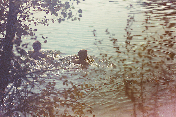 JPG 나무 편집이미지 남자 호수 물결 백그라운드 성인 두명 햇빛 수영 여름풍경 커버 빈티지 분위기 추억 시원함 앨범 디지털합성 감성 성인남자만 윤슬 플레이리스트 편집실사 AI포토 AI인물포토 AI콘텐츠 식물 음악 컨셉 사람 풍경 태양 수상스포츠 CG 남자만 성인만 파일형식 여름_계절