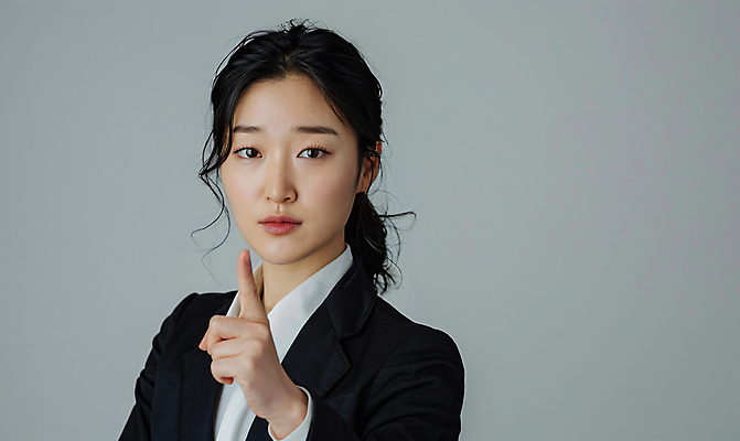 JPG 편집이미지 응시 여자 비즈니스 한명 정장 손짓 상반신 성인 손들기 비즈니스우먼 의료성형뷰티 성인여자한명만 편집소스 편집실사 AI인물포토 AI콘텐츠 1 시선 옷 모션 사람 직장인 CG 여자한명만 성인여자만 파일형식 AI포토