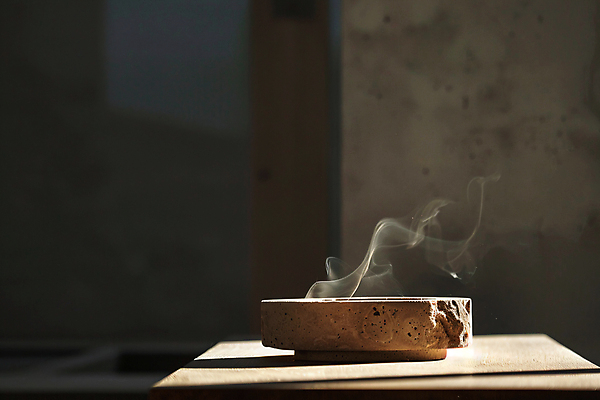 JPG 편집이미지 자연 탁자 그림자 사람없음 인테리어 햇빛 어둠 돌_바위 연기 디지털합성 오브젝트 친환경 질감 편집실사 AI포토 AI콘텐츠 디자인 가구 태양 환경 CG 생태계 파일형식