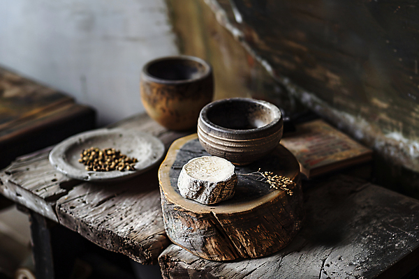 JPG 편집이미지 자연 사람없음 인테리어 디지털합성 오브젝트 친환경 질감 나무토막 나무그릇 나무탁자 밑동 편집실사 AI포토 AI콘텐츠 그릇 디자인 탁자 목재 환경 CG 생태계 파일형식