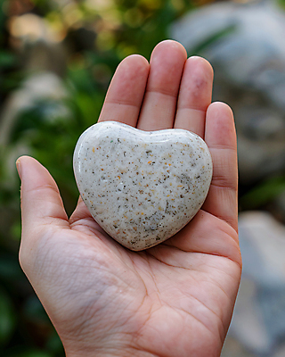 JPG 편집이미지 라이프스타일 손 자연 들기 신체부위 돌_바위 하트 디지털합성 편집실사 반려돌 AI인물포토 AI콘텐츠 모양 모션 사람 생활 CG 생태계 파일형식 AI포토