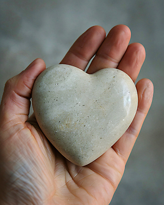 JPG 편집이미지 라이프스타일 손 자연 들기 신체부위 돌_바위 하트 디지털합성 편집실사 반려돌 AI인물포토 AI콘텐츠 모양 모션 사람 생활 CG 생태계 파일형식 AI포토