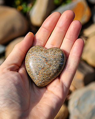 JPG 편집이미지 라이프스타일 손 자연 들기 신체부위 돌_바위 하트 디지털합성 편집실사 반려돌 AI인물포토 AI콘텐츠 모양 모션 사람 생활 CG 생태계 파일형식 AI포토