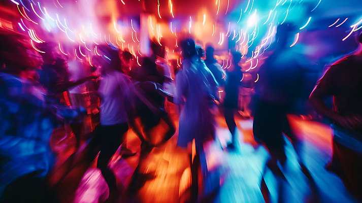 JPG 전신 편집이미지 여자 남자 실루엣 조명 여러명 성인 빛 파티 어둠 춤 군중 즐거움 흔들림 클럽 보케 네온 성인만 편집실사 AI컴퓨터그래픽 AI콘텐츠 감정 다수 모션 문화예술 촬영기법 사람 이벤트 CG 파일형식